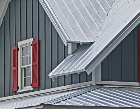 Metal vs. Shingle Roofing in Pensacola: Real Lifespan, ROI & Storm Resilience